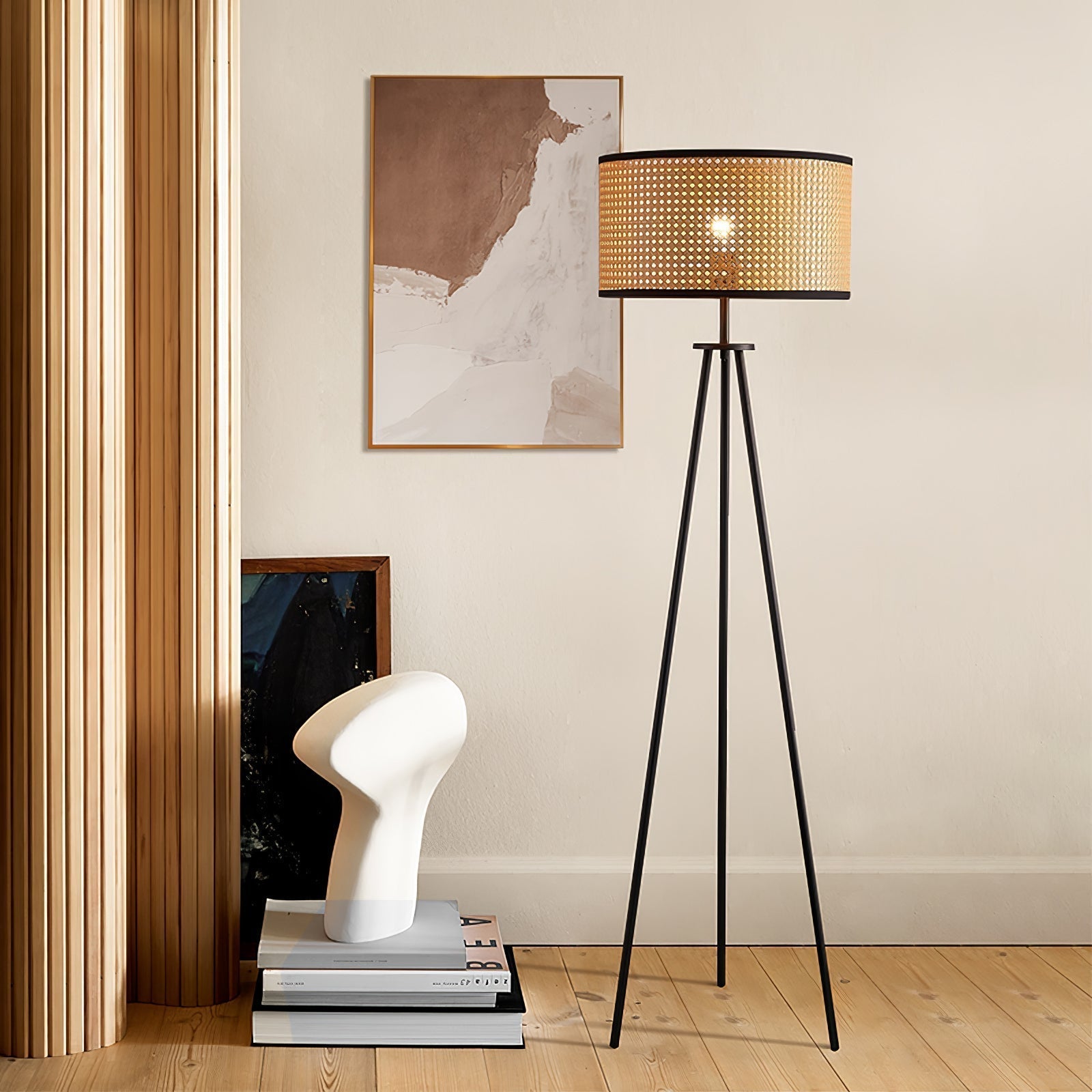 Gulvlampe med trefod i rattan