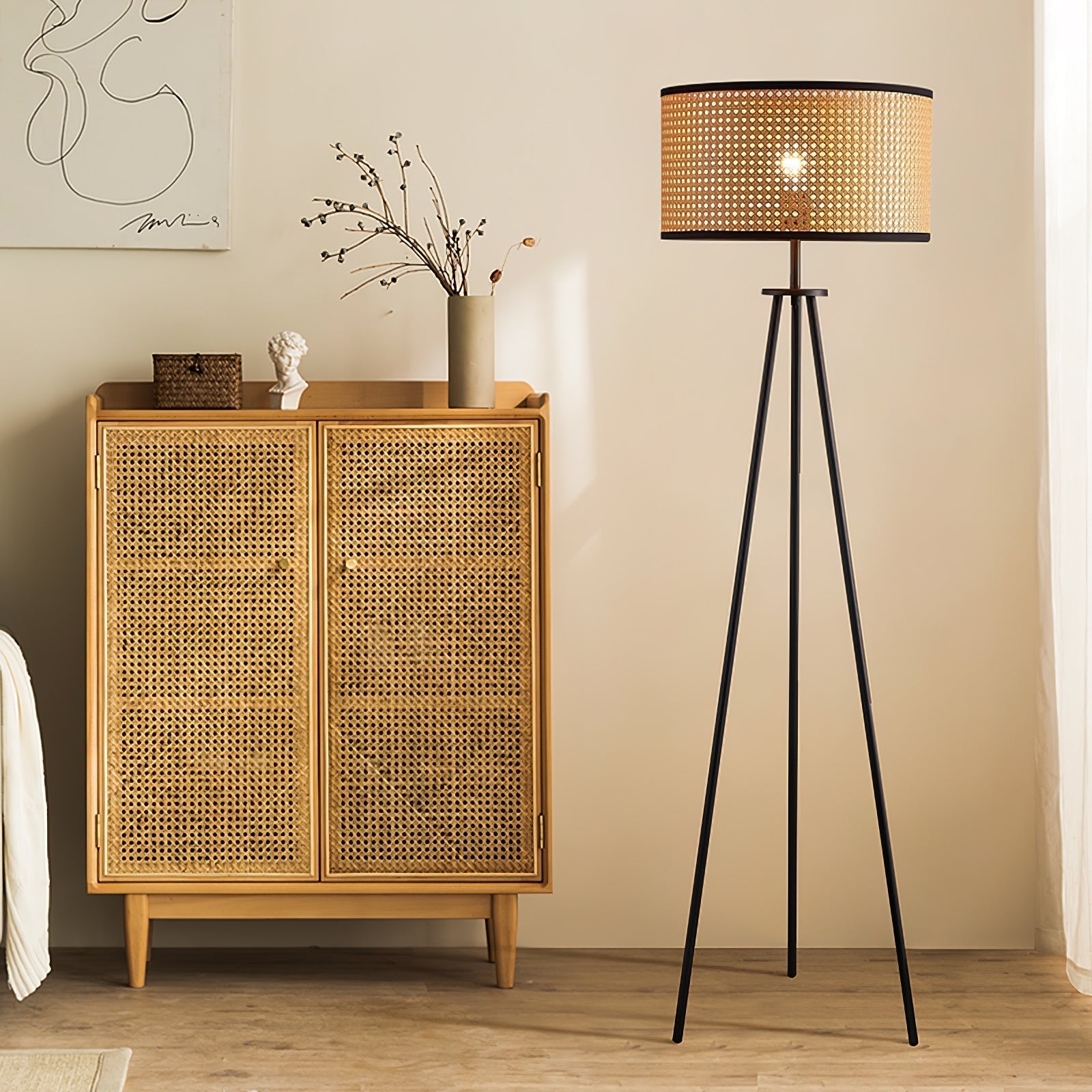 Gulvlampe med trefod i rattan