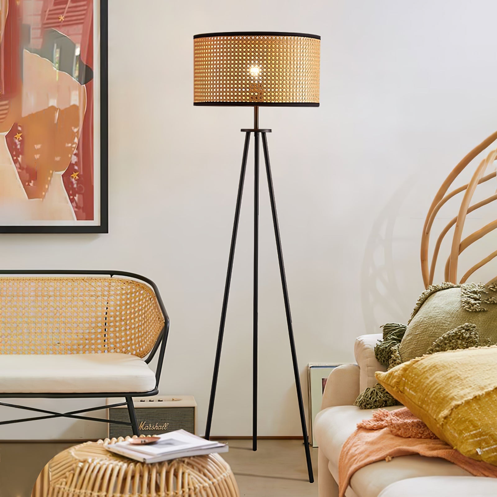 Gulvlampe med trefod i rattan