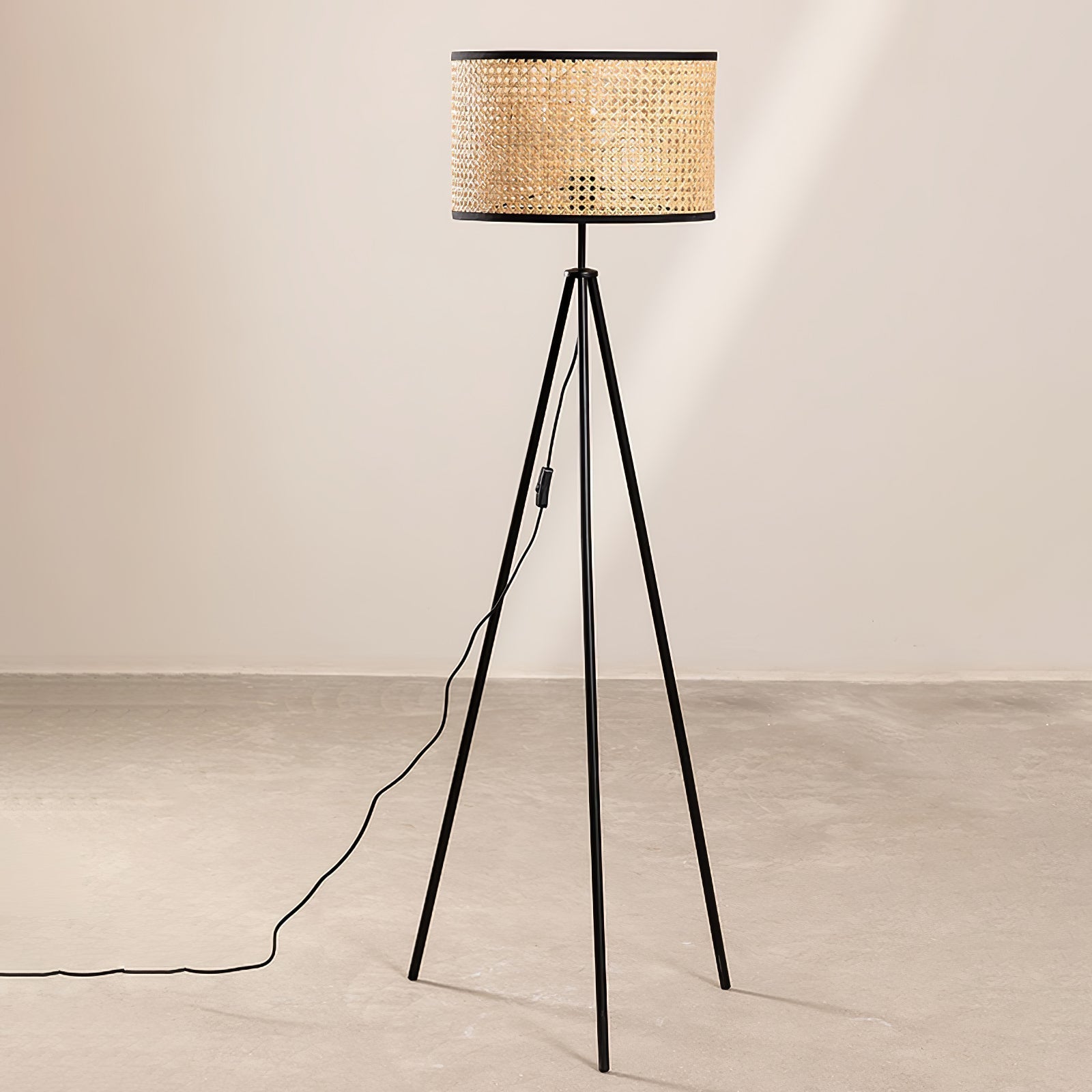 Gulvlampe med trefod i rattan