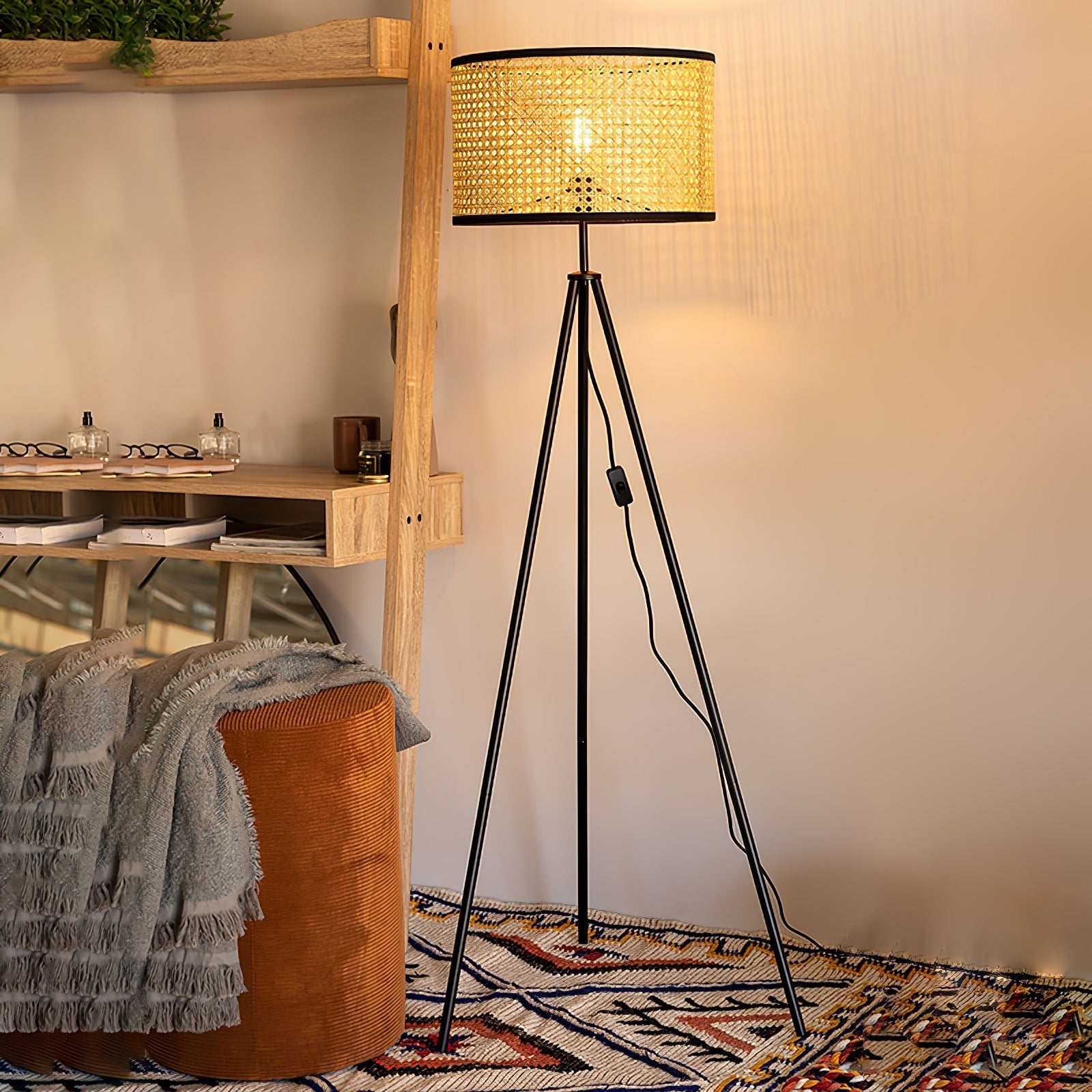 Gulvlampe med trefod i rattan