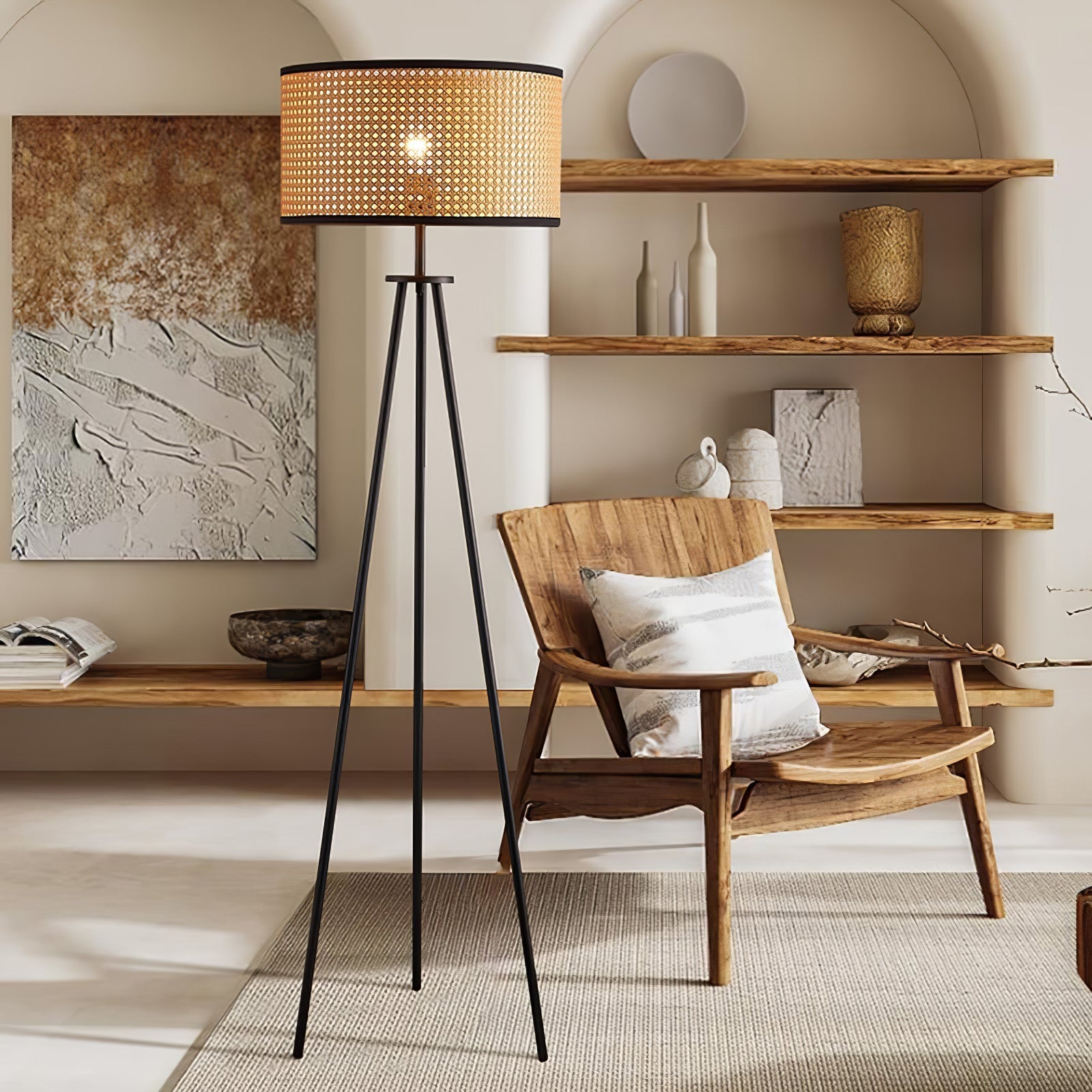 Gulvlampe med trefod i rattan