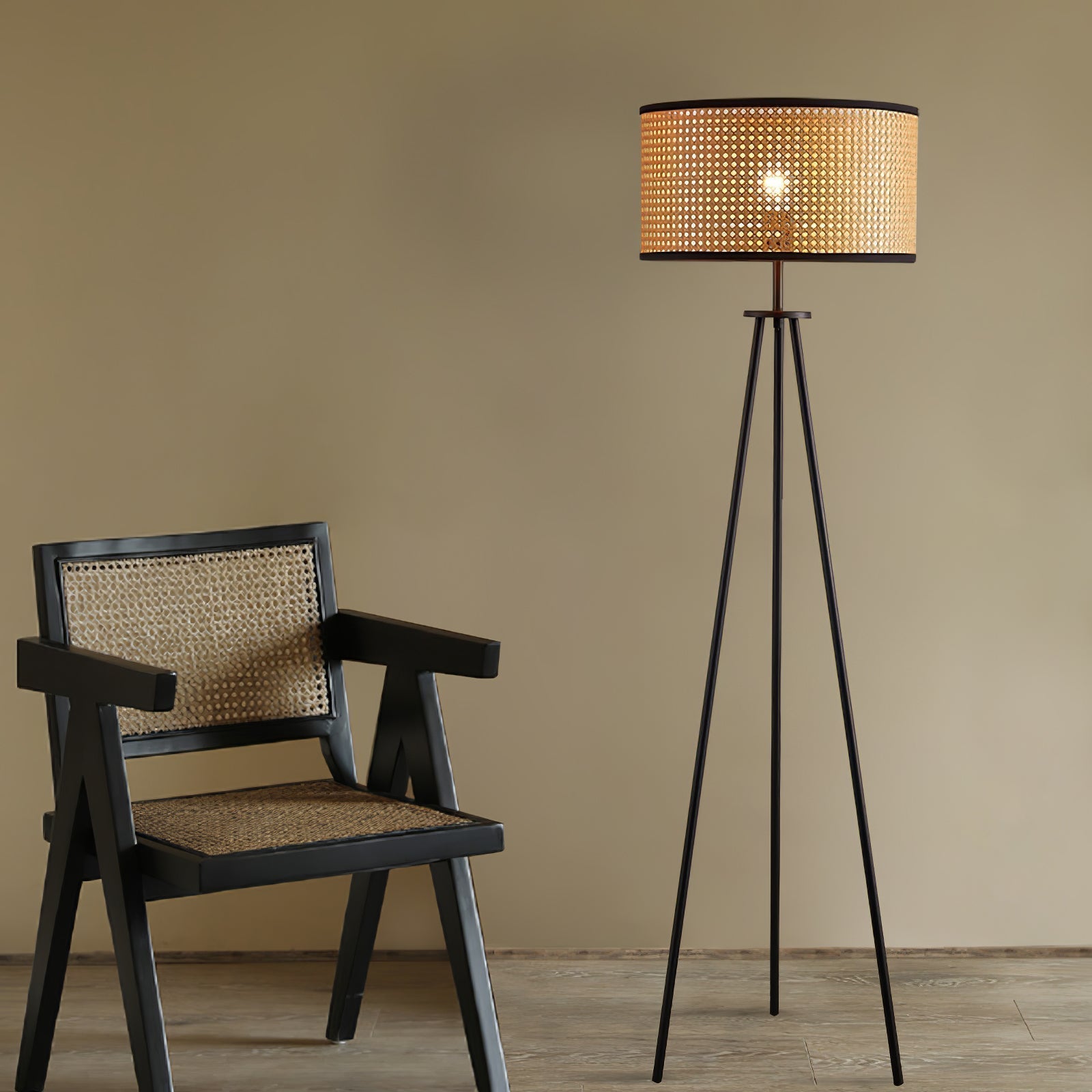Gulvlampe med trefod i rattan
