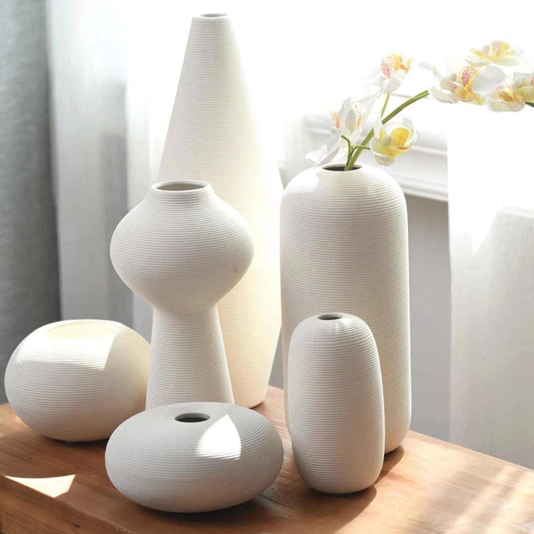 Håndlavet Keramikvase Blanche med Dekorativ Ringskulptur, Elegant Design