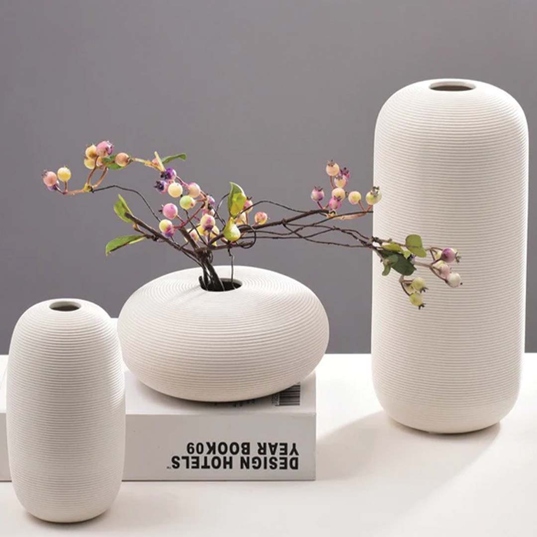 Håndlavet Keramikvase Blanche med Dekorativ Ringskulptur, Elegant Design
