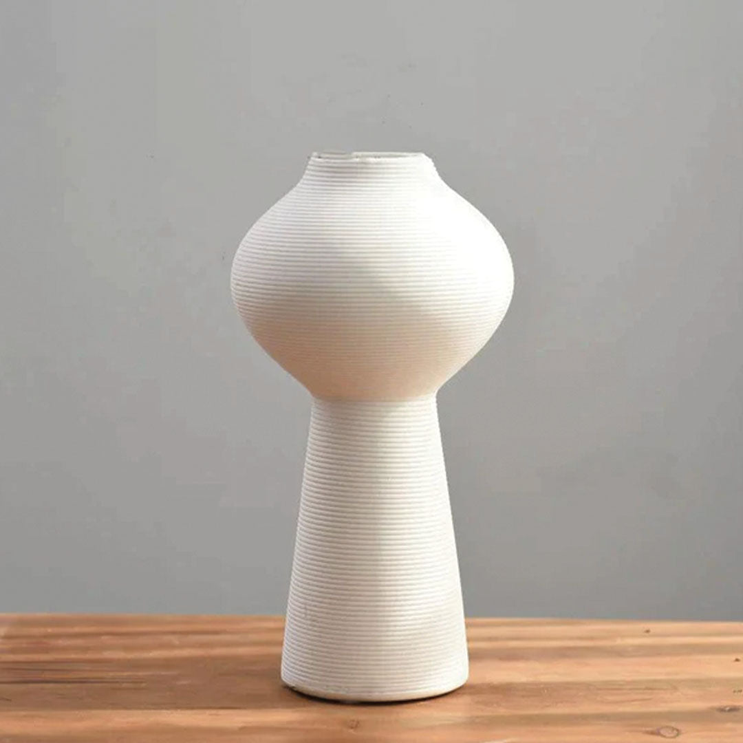 Håndlavet Keramikvase Blanche med Dekorativ Ringskulptur, Elegant Design