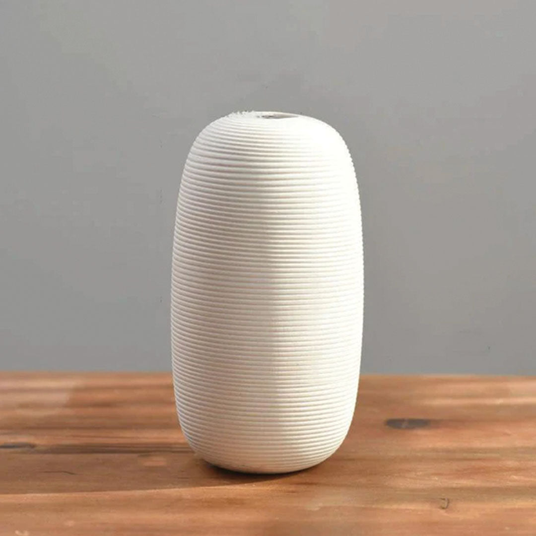 Håndlavet Keramikvase Blanche med Dekorativ Ringskulptur, Elegant Design