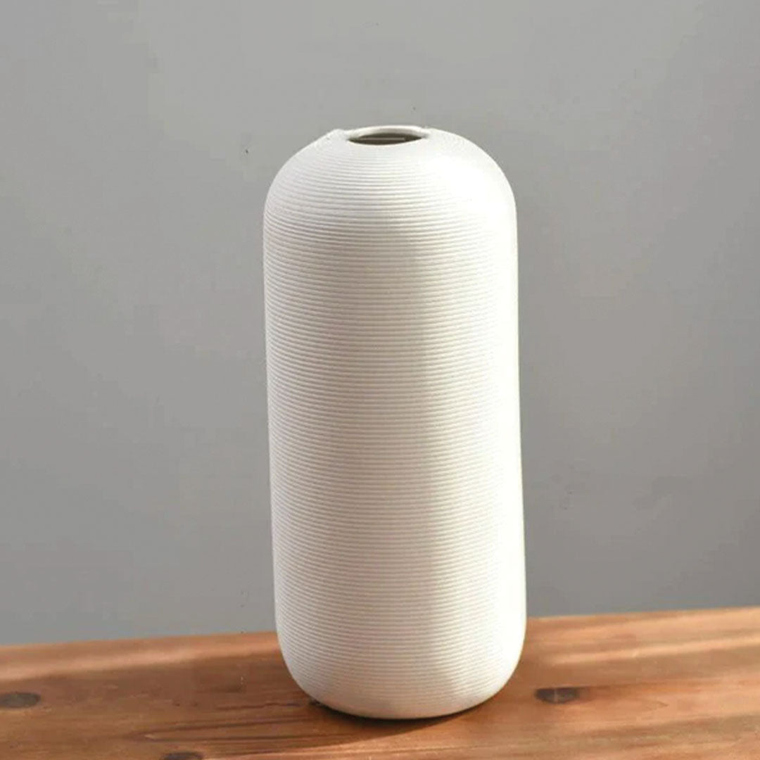 Håndlavet Keramikvase Blanche med Dekorativ Ringskulptur, Elegant Design