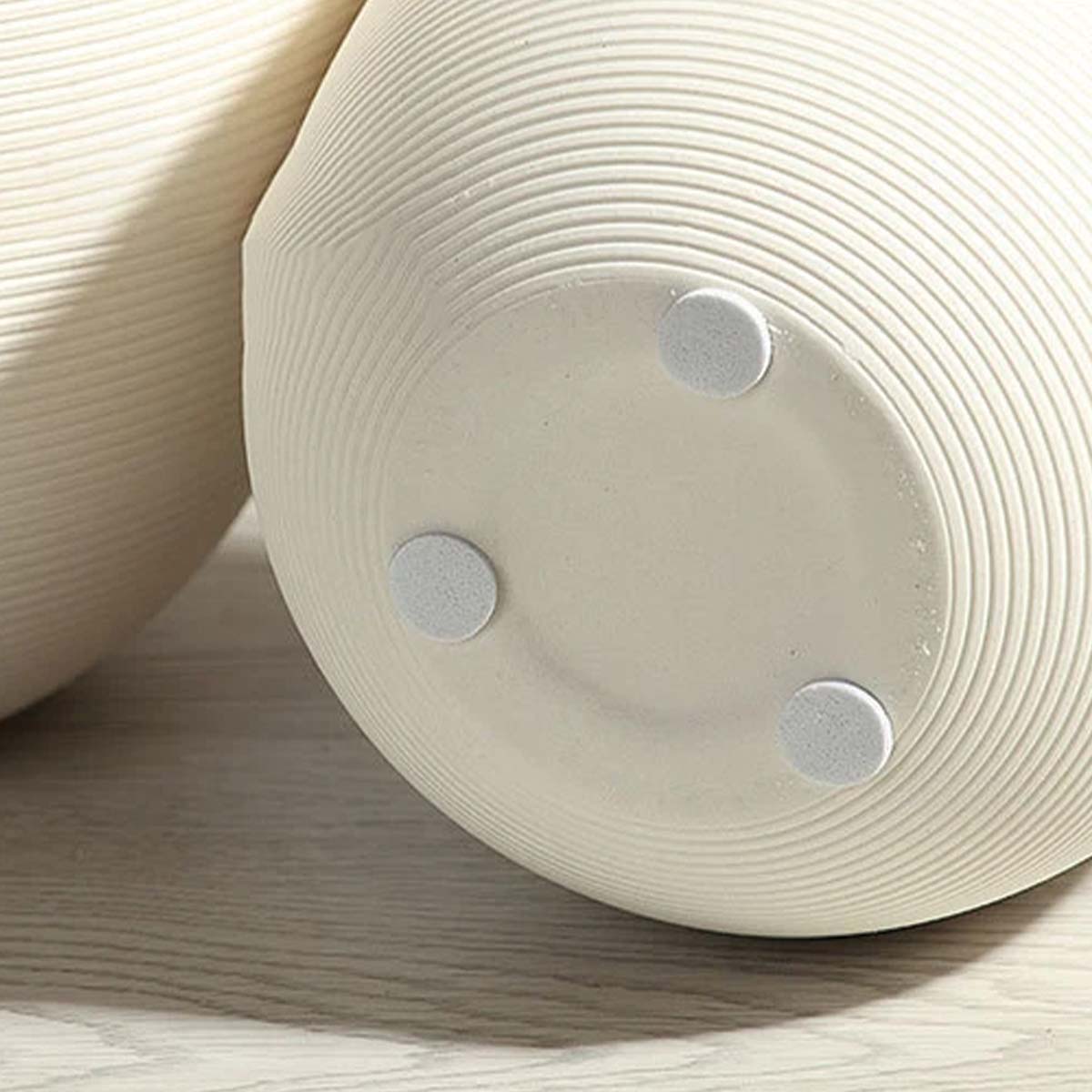 Håndlavet Keramikvase Blanche med Dekorativ Ringskulptur, Elegant Design