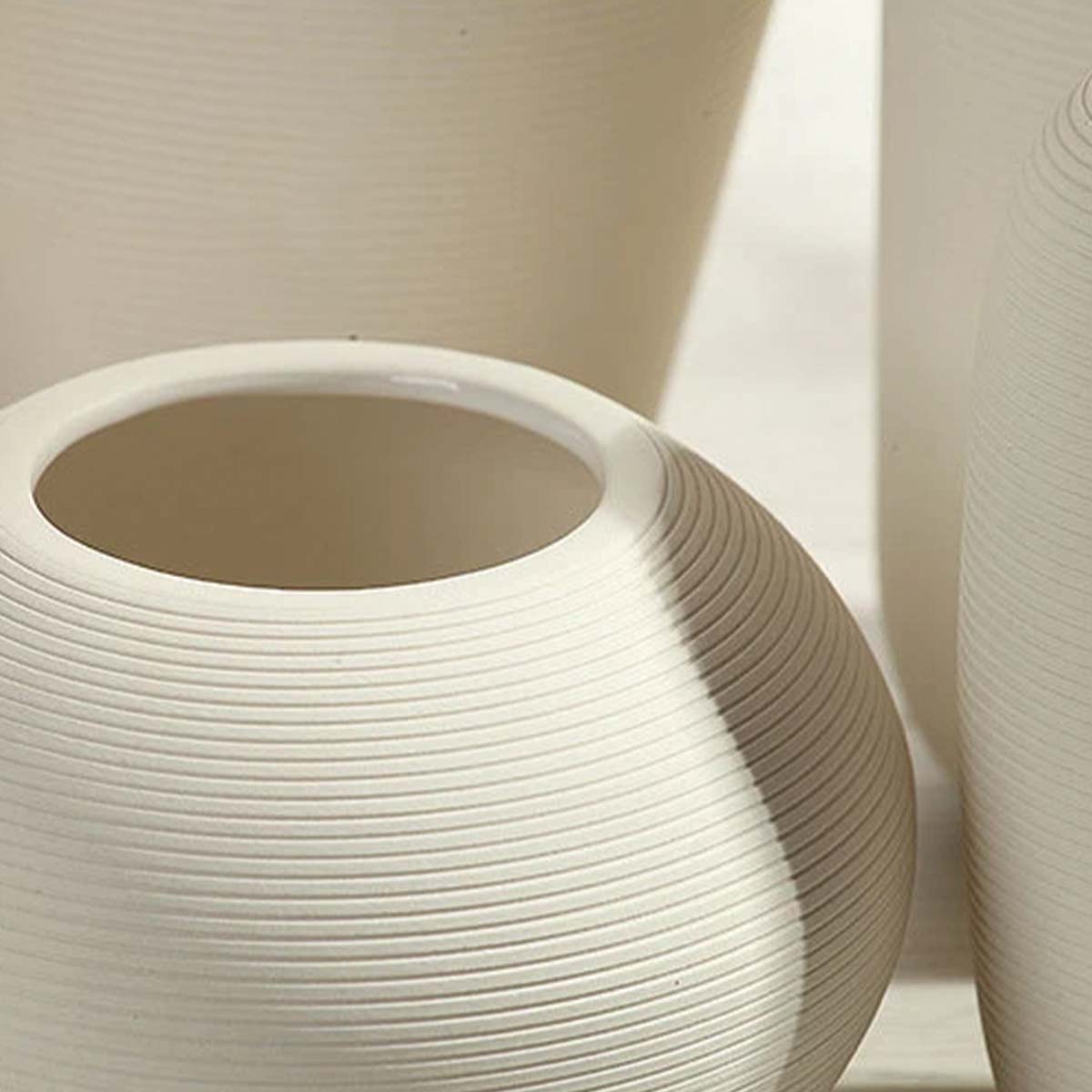 Håndlavet Keramikvase Blanche med Dekorativ Ringskulptur, Elegant Design