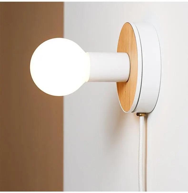Plug-in-væglampe i træ, dæmpbar E27-pære, hvid glasskærm