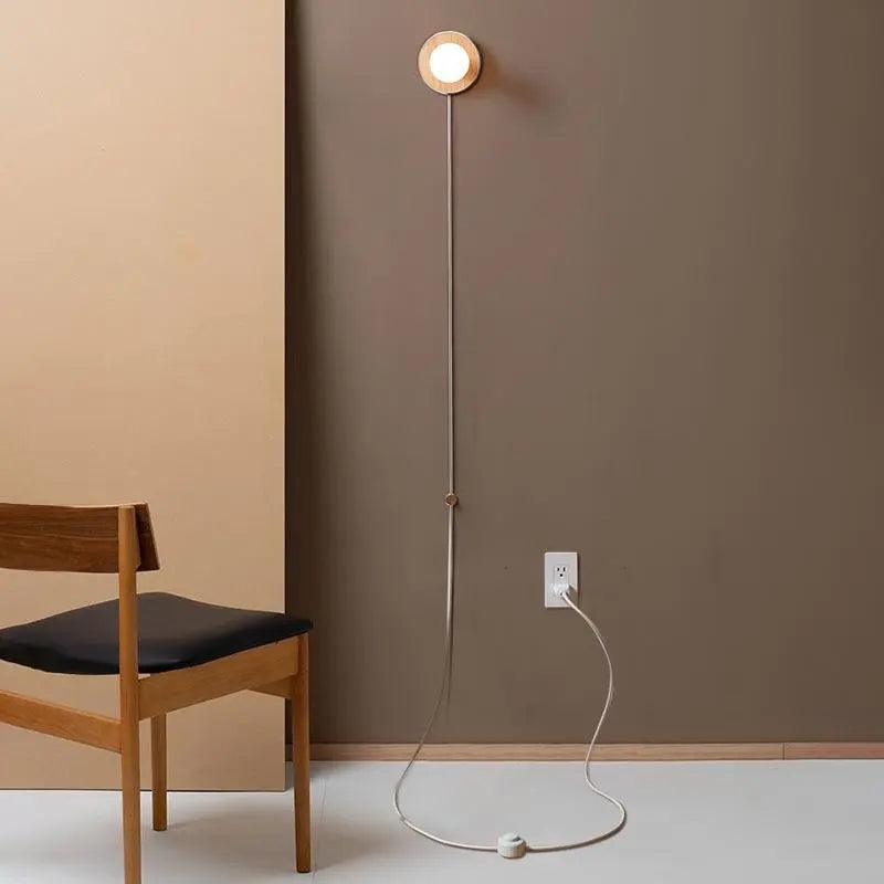 Plug-in-væglampe i træ, dæmpbar E27-pære, hvid glasskærm