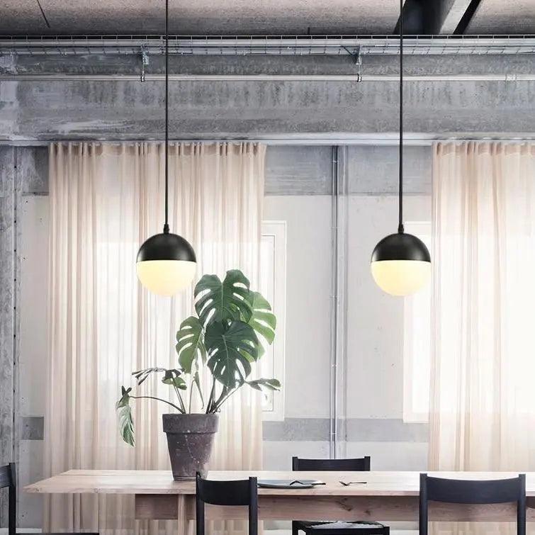 Moderne Globe-Pendel - Matteret Glas, Sort Finish, Justerbar Ledning, E27