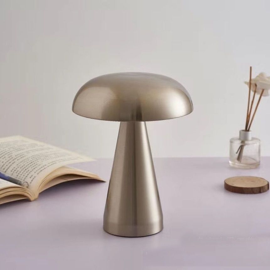 Genopladelig bordlampe | 1800mAh batteri, USB-C opladning, 3 lysintensiteter, metalhus