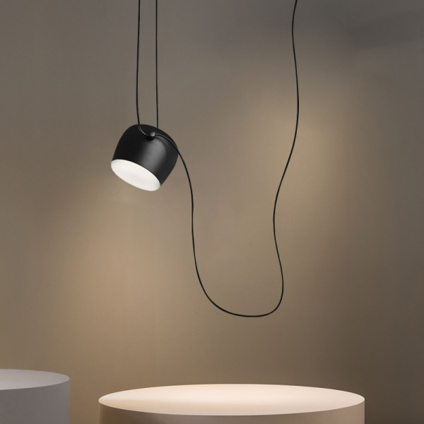Moderne jerndesign, E27-sokkel, LED-kompatibel, semi-indbygget, metalskærm øverst/underst, 220-240V, 40W, CCC/CE-certificeret, sort/hvid