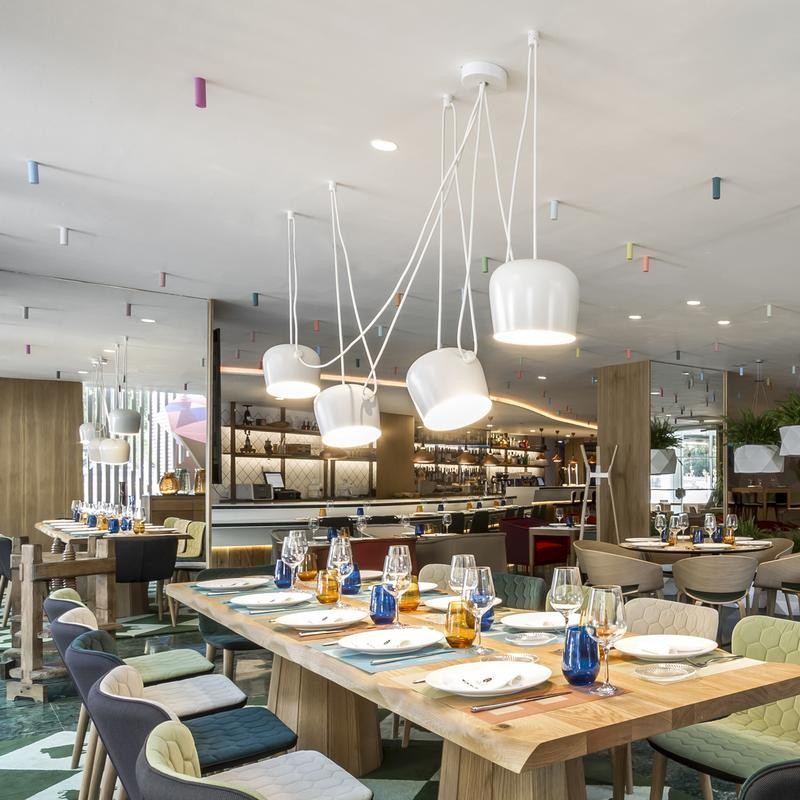 Moderne jerndesign, E27-sokkel, LED-kompatibel, semi-indbygget, metalskærm øverst/underst, 220-240V, 40W, CCC/CE-certificeret, sort/hvid