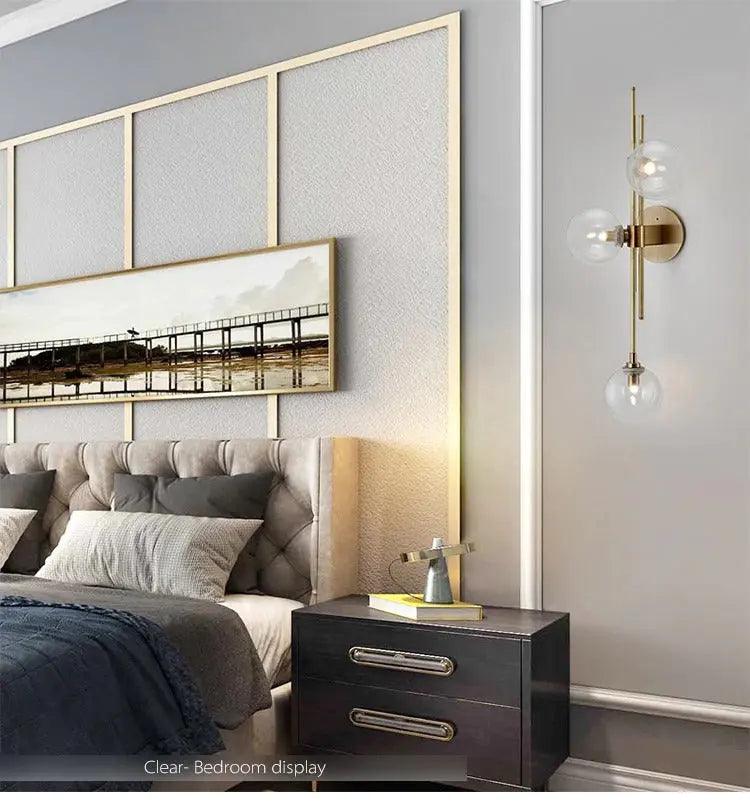Moderne nordisk væglampe, klar og grøn glasskærm, guldfarvet finish, fastmonteret, lys opad og nedad