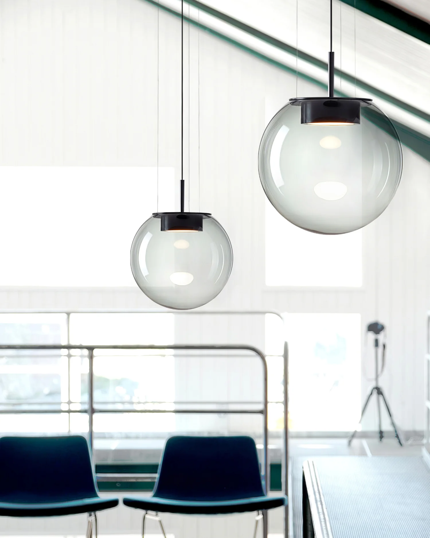 Moderne LED-pendel med galvaniseret metalhus og luksuriøs glasskærm, AC-drevet - knapkontakt